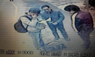 Chàng thanh niên khóc rưng rức khi đọc thư của mẹ (ảnh lớn). Lá thư gây xúc động mạnh (ảnh nhỏ)