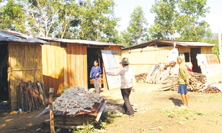 Các hộ dân về nơi ở mới dựng nhà sống nhờ vào sự đùm bọc của người dân 