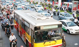 Thành phố hiện có hàng triệu xe máy cá nhân lưu thông. Ảnh: Hồng Vĩnh