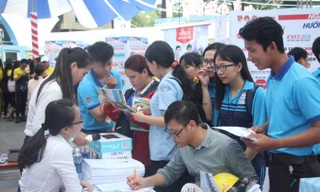 Nhiều bạn trẻ đến tìm việc làm thêm hè tại ngày hội giới thiệu việc làm. Ảnh: N.T.