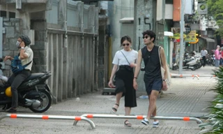 Du khách nước ngoài phải quan sát khi bước qua barie để tránh bị vấp té. Ảnh: Huy Thịnh