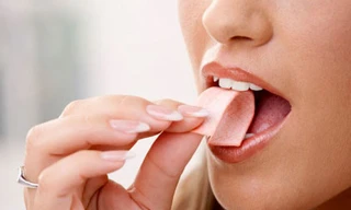 Kiểm tra lòng chung thủy bằng… kẹo cao su