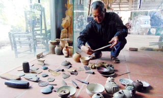 Ông Lưu Văn Kiên và một số đồ cổ do ông sưu tầm.