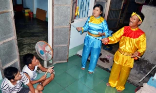 Những giờ rảnh rỗi, gia đình ông Phước, bà Hoa lại quây quần bên nhau hô hát bài chòi. Ảnh: Hoài Văn