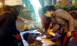 Quầy bán thịt heo rừng trên lề đường Phạm Văn Đồng, TP Quảng Ngãi (Ảnh chụp lúc chiều tối ngày 29 Tết Đinh Dậu)