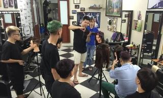 Vừa làm nghề, Thái Thành vừa đào tạo nghề cho người câm điếc. Ảnh: Thu Hiền.