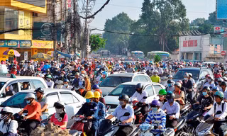 Khu vực sân bay Tân Sơn Nhất thường xuyên kẹt xe do thông xe đường Phạm Văn Đồng khiến phương tiện dồn về tăng đột biến. Ảnh: H.T