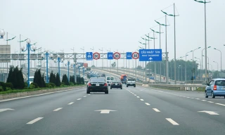 Biển báo 80 km/h đang tồn tại trên tuyến Nhật Tân - Nội Bài. Ảnh: Sỹ Lực