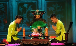 Hầu đồng trên sân khấu Tứ phủ. Ảnh: BTC