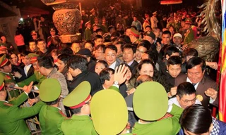 Vừa kết thúc lễ Khai ấn năm 2017, hàng nghìn người chen lấn, xô đẩy để tìm đường vào các khu thờ tự trong đền Thiên Trường. Ảnh: Trường Phong.