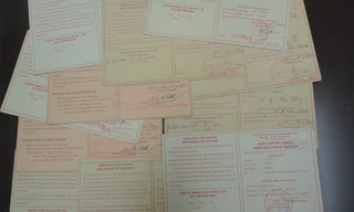 Những giấy xác nhận hiến máu tình nguyện của anh Hậu