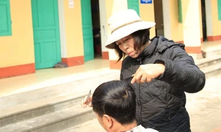 Chị Yến cắt tóc tại trại phong Phú Bình