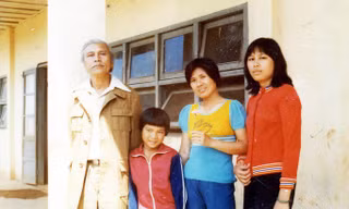 Quang Dũng chụp ảnh tại ngôi trường mà con gái (bìa phải) công tác ở huyện Lâm Hà.