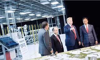 Ông Trump tham dự lễ động thổ xây dựng nhà máy Foxconn tại bang Wisconsin. Ảnh: CNN