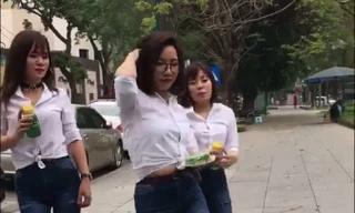 Hình ảnh các cô vừa bán xôi, vừa “quẩy”.