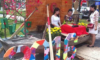 Cô đồ ngồi xuồng cho chữ.