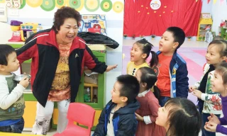 Minh Vượng hạnh phúc bên các bạn nhỏ trường mầm non quốc tế Việt - Bun.