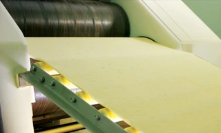 Bột mì được phối trộn tự động cùng chiết xuất nghệ để tạo màu vàng. Sau đó, bột mì được đưa vào cán tấm tạo thành những “tấm lụa mì” mịn màng vô cùng đẹp mắt.