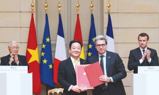 Tập đoàn T&T và Tập đoàn Bouygues của Pháp ký kết biên bản ghi nhớ hợp tác về Dự án Ðường sắt đô thị số 3 dưới sự chứng kiến của Tổng Bí thư Nguyễn Phú Trọng và Tổng thống Cộng hòa Pháp Emmanuel Macron tại cung điện Elysees.