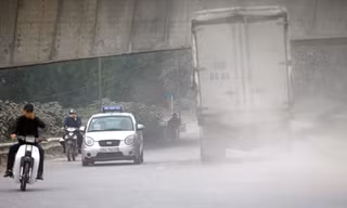 Bụi mịt mù trên đường Nguyễn Khoái, Hà Nội (ảnh chụp lúc 16h ngày 3/3). Ảnh: Như Ý