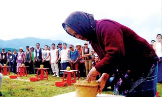 Nghệ nhân phô diễn kỹ năng làm gốm.