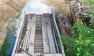 Sông rạch ở Cà Mau cạn khô, khiến chi phí vận chuyển tăng vọt. Ảnh: Tiến Hưng