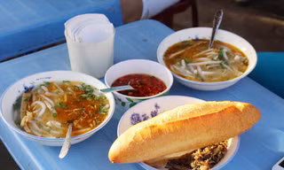 Tô bánh canh ngọt lành từ bột gạo, cá ngừ gắn với bao lớp người đi biển. Ảnh: Giang Thanh