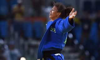 Rafaela ăn mừng tấm HCV Olympic 2016 đầu tiên của nước chủ nhà Brazil. Ảnh: GETTY IMAGES
