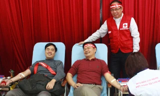 Ông Bạch Ngọc Chiến, Phó Chủ tịch UBND tỉnh Nam Định (phải), tham gia hiến máu sáng 15/1