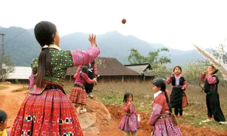 Trò chơi được diễn ra ở những khu đất rộng, người chơi được chia làm hai bên. Khoảng cách hai đội cách nhau khoảng 5 - 7m. Tài khéo léo của người ném pao là không để cho pao rơi xuống đất. Họ ném đến khi nào thấy nhắm mắt lại cũng có thể bắt được quả pao 