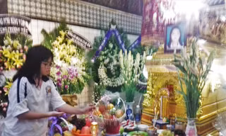 Bạn học tới thắp hương. Ảnh: Trần Nguyễn Anh.