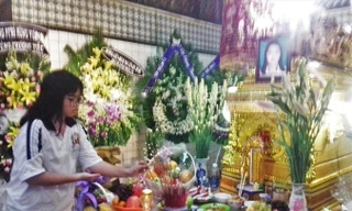 Bạn học tới thắp hương. Ảnh: Trần Nguyễn Anh.