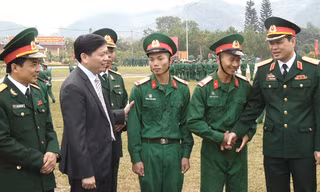 Bí thư T.Ư Đoàn Nguyễn Long Hải (thứ 2, trái sang) trò chuyện với lãnh đạo và cán bộ, chiến sĩ Quân khu 1, sáng 29/11