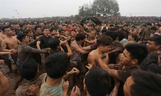 Màn tranh phết chiều 12 tháng Giêng tại hội Phết Hiền Quan. Ảnh: Hà Thư.