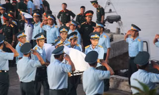 Đón thi thể phi công Trần Quang Khải tại cảng Hải Đội 2 Bộ đội biên phòng Nghệ An. 