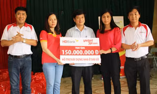 Đoàn cứu trợ HDBank và Vietjet trao kinh phí ban đầu xây tặng 5 căn nhà cho 5 hộ dân