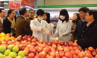 Đoàn thanh tra kiểm tra các mặt hàng tại siêu thị Metro Thăng Long, Hà Nội