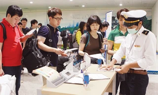 Hành khách Hàn Quốc nhập cảnh Việt Nam tối 3/6 điền tờ khai y tế. Ảnh: Ngọc Châu