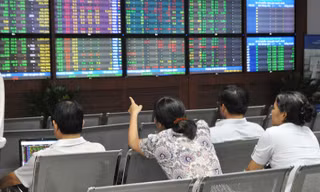 Chứng khoán tiềm ẩn rủi ro, phải canh chừng