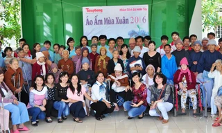 Báo Tiền Phong cùng nhóm Cảnh đời miền Tây của chị Loan tặng áo ấm cho các cụ già.