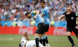 Đội trưởng Uruguay nổi giận với màn ăn vạ của Mbappe.