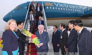 Lễ đón Tổng thống Ireland Michael D. Higgins và Phu nhân tại sân bay quốc tế Nội Bài. Ảnh: Doãn Tấn/TTXVN