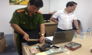 Công an khám xét, thu giữ nhiều tài liệu có liên quan tại trụ sở công ty này. Ảnh: CA cung cấp