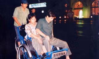 Trần Văn Thuận (áo sẫm màu) trong lần thực nghiệm hiện trường vụ nổ lựu đạn.
