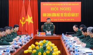 Trung tướng Lê Hiền Vân - Phó Chủ nhiệm Tổng Cục Chính trị QĐND Việt Nam, Chủ tịch Hội đồng Bình chọn Gương mặt trẻ tiêu biểu toàn quân chủ trì hội nghị. Ảnh: Xuân Tùng.