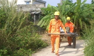 Công nhân ngành điện chuẩn bị vật tư để thi công kéo điện cho người dân xã đảo An Bình.