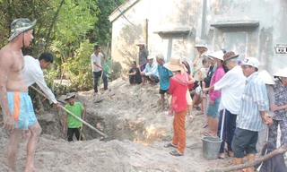 Người dân thôn Bình Túy đào bới, khai quật dấu vết địa đạo