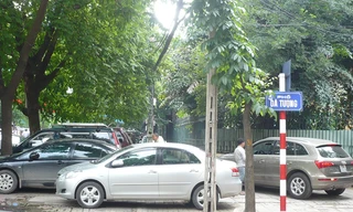 Thay vì đỗ xe 1 bên, từ tháng 11 phố Dã Tượng được đề xuất trông xe hai bên đường theo ngày chẵn, lẻ. Ảnh: T.Đảng