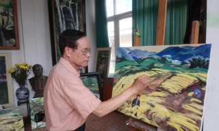 Họa sĩ Ngô Quang Nam đang vẽ bức tranh quê Bút Tre.