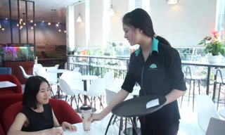 Thanh Hương trong ca làm việc của mình tại một tiệm trà sữa ở quận Thủ Ðức. Ảnh: N.T.